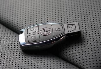 Zatrzaśnięte kluczyki w aucie – jak otworzyć zatrzaśnięte auto?