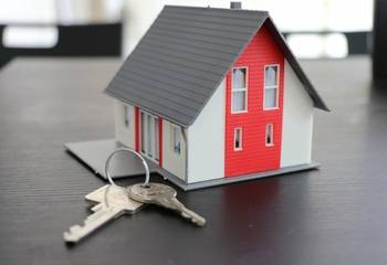Dom czy mieszkanie – co opłaca się kupić w 2022 roku?