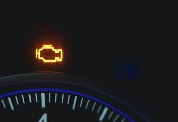 Kontrolka silnika - co oznacza, co zrobić gdy się świeci?