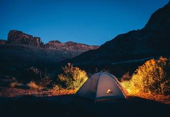 Wakacje pod namiotem - gdzie się wybrać i co zabrać pod namioty?