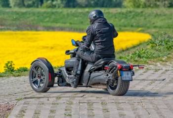 Trójkołowce na kategorię B – ciekawy sposób na motocykl bez dodatkowych uprawnień